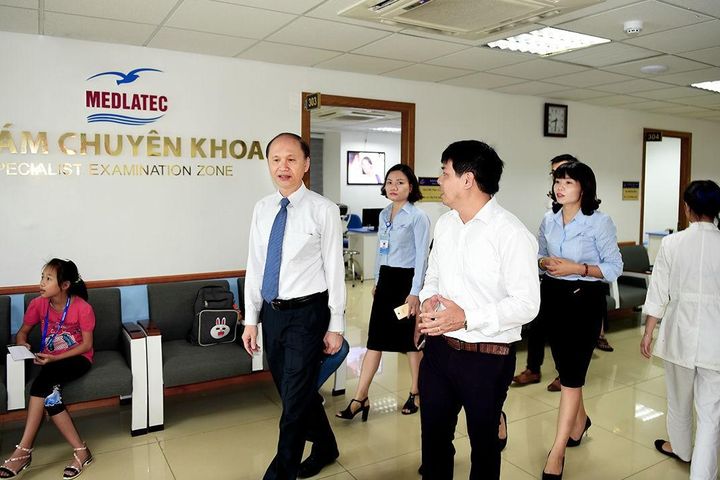 Thứ trưởng Bộ Y tế thăm và làm việc tại Phòng khám Đa khoa ...