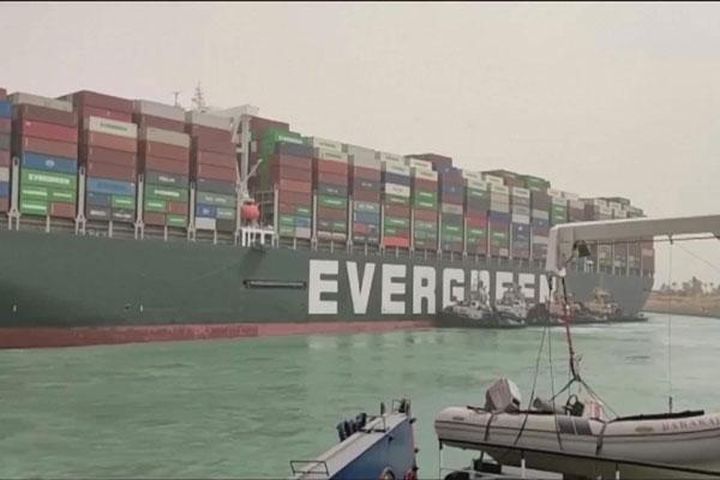 'Siêu tàu' Ever Given vẫn mắc kẹt, nhiều tàu chuyển hướng khỏi kênh đào ...